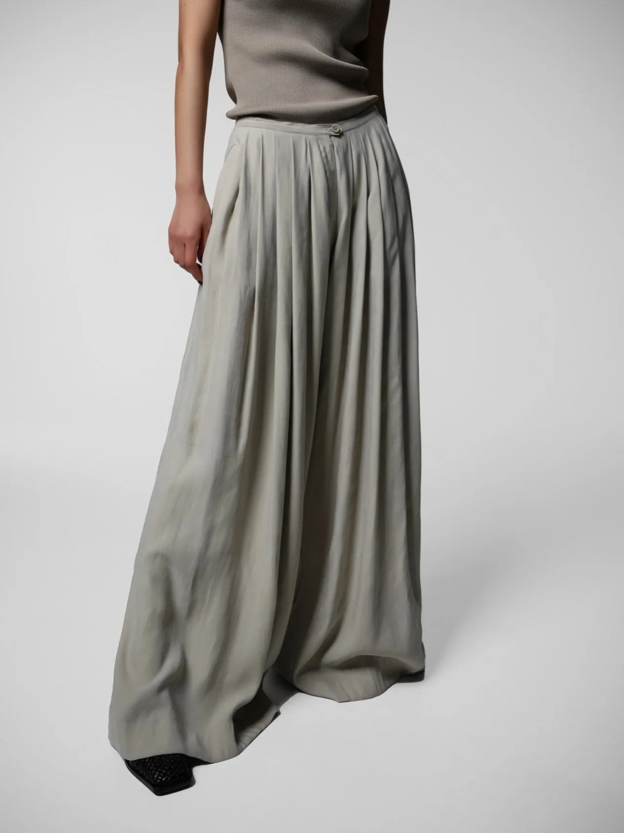 BAMBOO PIN TUCK PLEATED WIDE TROUSERS